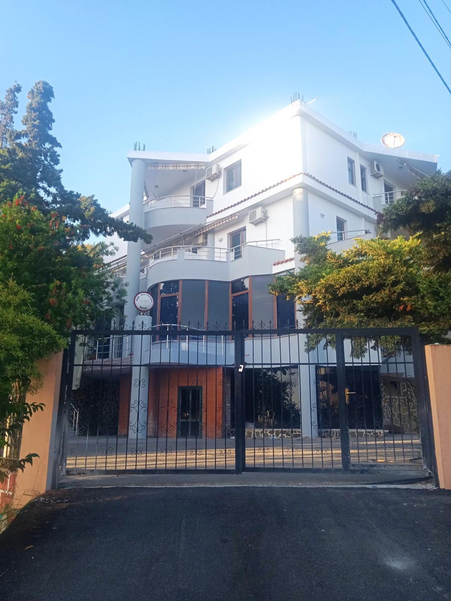 Hotel Moris Kryemëdhej Dış mekan fotoğraf